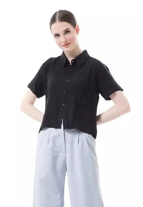 Model baju atasan batik dengan kerah tinggi ini juga tak kalah menarik. Kenakan kulot dan heels warna senada agar terlihat lebih modis. (Instagram/amandahartantobatik).
