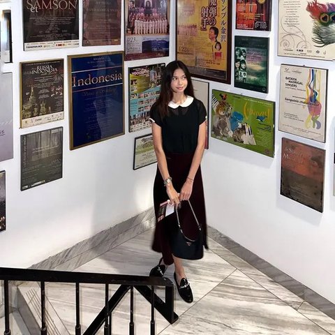 Model baju atasan batik dengan kerah tinggi ini juga tak kalah menarik. Kenakan kulot dan heels warna senada agar terlihat lebih modis. (Instagram/amandahartantobatik).