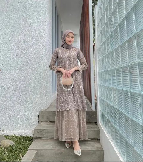 Foto Melody mengenakan dress putih (Credit: Instagram/melodylaksani92)