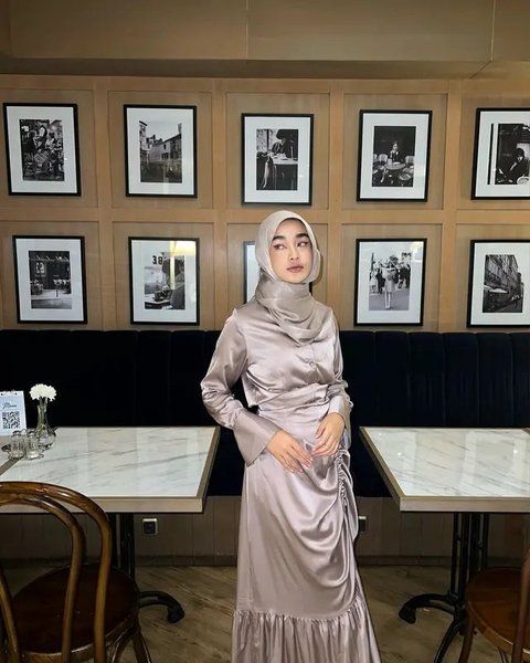 Foto Melody mengenakan dress putih (Credit: Instagram/melodylaksani92)