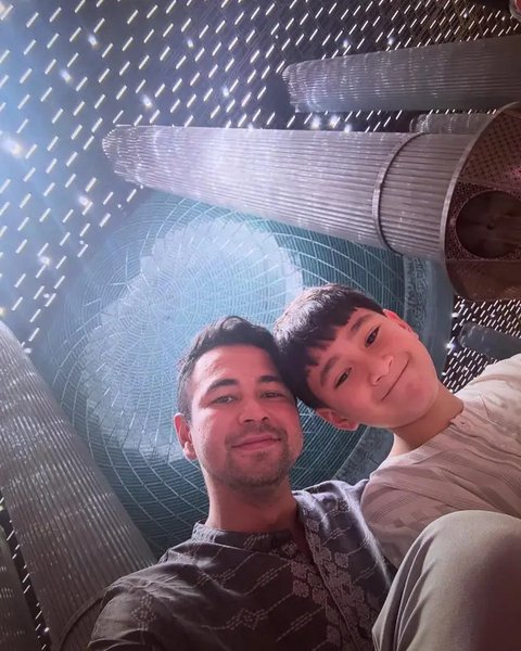 Potret Raffi Ahmad Itikaf di Masjid Istiqlal. (Sumber: Instagram/raffinagita1717)
