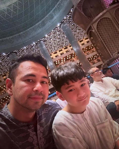 Potret Raffi Ahmad Itikaf di Masjid Istiqlal. (Sumber: Instagram/raffinagita1717)