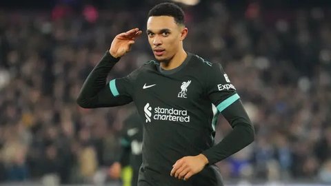 Pemain Liverpool, Trent Alexander-Arnold, tampak lesu setelah ditaklukkan Everton pada laga Liga Inggris dalam duel tunda pekan ke-29 Premier League 2023/2024, Kamis (25/4/2024). (AP Photo/Jo