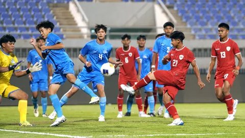 Ketua Umum PSSI Erick Thohir dan pemain timnas Indonesia U-17. (Istimewa)