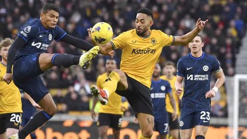 Bek Tottenham Hotspur asal Rumania #06 Radu Dragusin (C) berebut bola dengan penyerang Manchester United asal Denmark #09 Rasmus Hojlund selama pertandingan perempat final Piala Liga Inggr