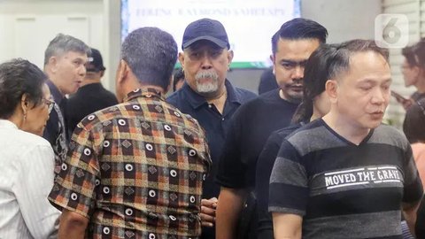 Sejumlah rekan artis dan tokoh terlihat hadir memenuhi area rumah duka. (Liputan6.com/Herman Zakharia)