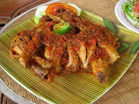 Menu ayam betutu khas Bali. (Liputan6.com/Dewi Divianta)