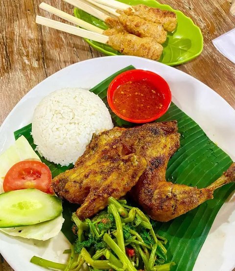 Menu ayam betutu khas Bali. (Liputan6.com/Dewi Divianta)