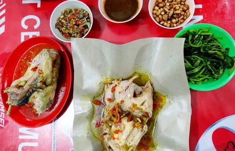 Menu ayam betutu khas Bali. (Liputan6.com/Dewi Divianta)