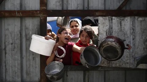 FOTO: Ekspresi Anak-Anak Kelaparan di Jalur Gaza Antre Berebut Makanan Imbas Blokade Israel