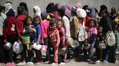 FOTO: Ekspresi Anak-Anak Kelaparan di Jalur Gaza Antre Berebut Makanan Imbas Blokade Israel