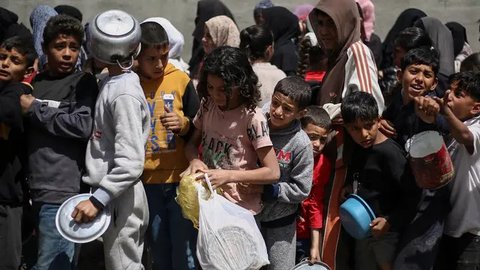 FOTO: Ekspresi Anak-Anak Kelaparan di Jalur Gaza Antre Berebut Makanan Imbas Blokade Israel