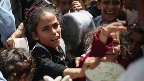 FOTO: Ekspresi Anak-Anak Kelaparan di Jalur Gaza Antre Berebut Makanan Imbas Blokade Israel