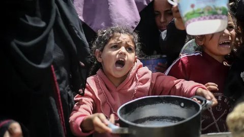 FOTO: Ekspresi Anak-Anak Kelaparan di Jalur Gaza Antre Berebut Makanan Imbas Blokade Israel