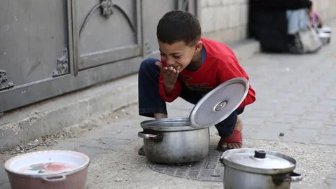 FOTO: Ekspresi Anak-Anak Kelaparan di Jalur Gaza Antre Berebut Makanan Imbas Blokade Israel