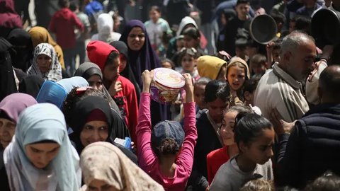 FOTO: Ekspresi Anak-Anak Kelaparan di Jalur Gaza Antre Berebut Makanan Imbas Blokade Israel