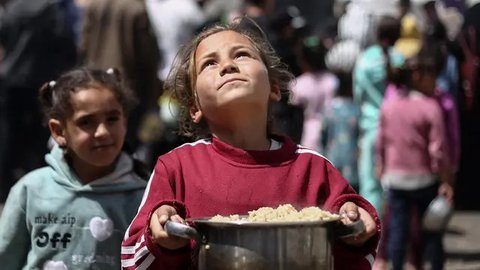 FOTO: Ekspresi Anak-Anak Kelaparan di Jalur Gaza Antre Berebut Makanan Imbas Blokade Israel