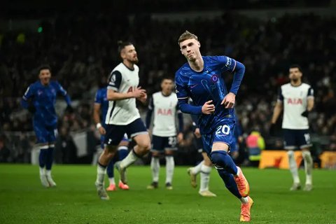 Pemain Chelsea merayakan kemenangan atas Tottenham Hotspur dalam laga pekan ke-30 Premier League 2024/2025 di Stamford Bridge, Jumat (4/4/2025) dini hari WIB. (AP Photo/Ian Walton)
