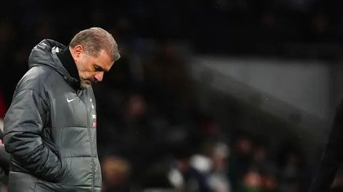 Pemain Chelsea merayakan kemenangan atas Tottenham Hotspur dalam laga pekan ke-30 Premier League 2024/2025 di Stamford Bridge, Jumat (4/4/2025) dini hari WIB. (AP Photo/Ian Walton)