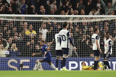 Pemain Chelsea merayakan kemenangan atas Tottenham Hotspur dalam laga pekan ke-30 Premier League 2024/2025 di Stamford Bridge, Jumat (4/4/2025) dini hari WIB. (AP Photo/Ian Walton)