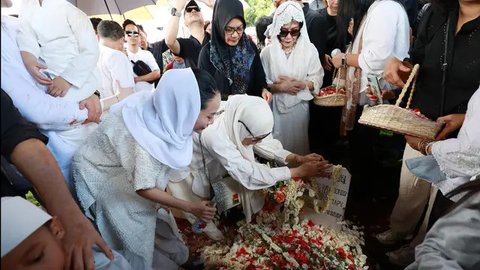 Anggota keluarga dan kerabat menghadiri pemakaman jenazah aktor Ray Sahetapy di Tanah Kusir, Jakarta, Jumat (4/4/2025). (KapanLagi.com/Budy Santoso)