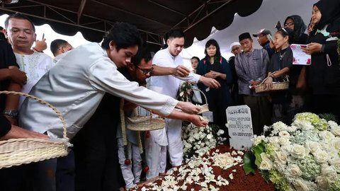 Jenazah aktor Ray Sahetapy dikebumikan di TPU Tanah Kusir, Jakarta Selatan, pada Jumat (4/4/2025). (KapanLagi.com/Budy Santoso)