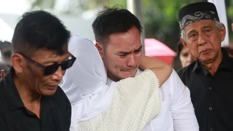 Isak tangis keluarga dan kerabat mengiringi pemakaman jenazah aktor Ray Sahetapy. (KapanLagi.com/Budy Santoso)