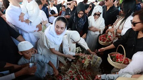 Sebelum dimakamkan, jenazah terlebih dahulu disemayamkan di Rumah Duka RSPAD Gatot Subroto dan disalatkan di Masjid Istiqlal, Jakarta Pusat. (KapanLagi.com/Budy Santoso)