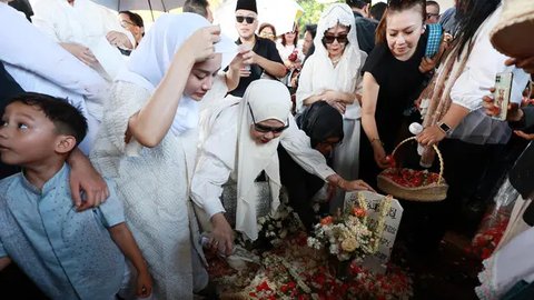 Suasana haru menyelimuti prosesi pemakaman yang diiringi tangis keluarga dan kerabat dekat. (KapanLagi.com/Budy Santoso)