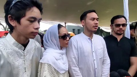 Usai disemayamkan di rumah duka RSPAD Gatot Soebroto Jakarta, jenazah Ray Sahetapy dimakamkan di TPU Tanah Kusir, Jakarta Selatan, Jumat (4/4/2025). (Foto: M. Altaf Jauhar)