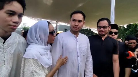 Usai disemayamkan di rumah duka RSPAD Gatot Soebroto Jakarta, jenazah Ray Sahetapy dimakamkan di TPU Tanah Kusir, Jakarta Selatan, Jumat (4/4/2025). (Foto: M. Altaf Jauhar)