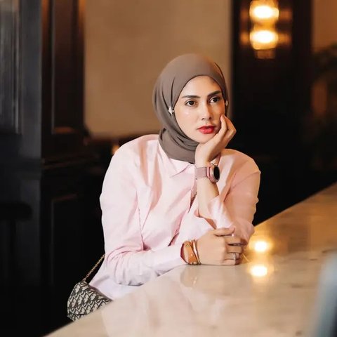 Potret Artis Berhijab Keturunan Pakistan (Sumber: IG Rina Diana dan Margin Wieheerm)
