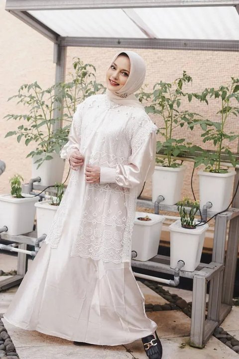 Potret Artis Berhijab Keturunan Pakistan (Sumber: IG Rina Diana dan Margin Wieheerm)