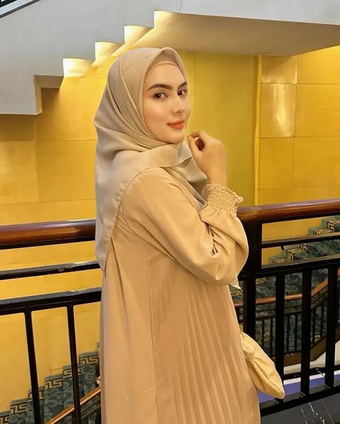 Potret Artis Berhijab Keturunan Pakistan (Sumber: IG Rina Diana dan Margin Wieheerm)