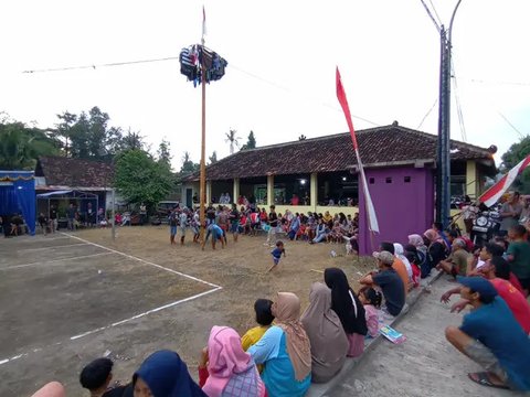 Arak-arakan gunungan hasil bumi menuju tempat doa sebelum dibagikan ke warga saat penutupan gelaran Bakda Mangiran, Rabu (3/4/2025). (Kukuh Setyono)