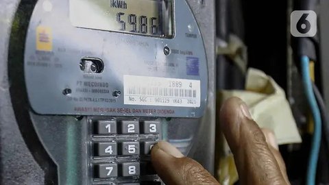 Perusahaan Listrik Negara (PLN) mengonfirmasi pemberian diskon tarif listrik 50 persen sudah dapat dinikmati pelanggan rumah tangga. (Liputan6.com/Herman Zakharia)