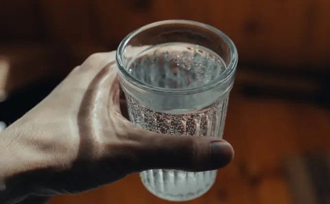 Minum air putih yang cukup saat sahur dan berbuka puasa. (unsplash.com/@enginakyurt)