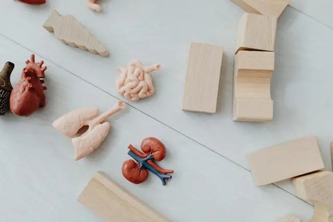 Minum air putih yang cukup saat sahur dan berbuka puasa. (unsplash.com/@enginakyurt)