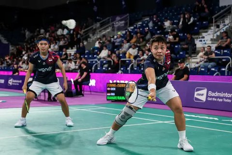 Ekspresi kecewa pebulu tangkis ganda putri Indonesia, Apriyani Rahayu/Siti Fadia Silva Ramadhanti saat gagal mencetak poin pada laga Grup B bulu tangkis Olimpiade Paris 2024 melawan pasangan