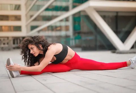 Ilustrasi seorang wanita yang sedang meditasi (pexels.com).