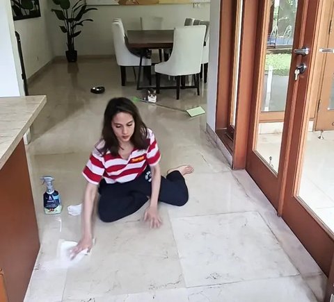 Wajah Natural Cinta Laura Bersih-Bersih Rumahnya saat Ditinggal Mudik ART. [@claurakiehl]