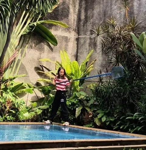 Wajah Natural Cinta Laura Bersih-Bersih Rumahnya saat Ditinggal Mudik ART. [@claurakiehl]