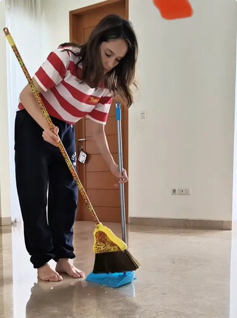 Wajah Natural Cinta Laura Bersih-Bersih Rumahnya saat Ditinggal Mudik ART. [@claurakiehl]