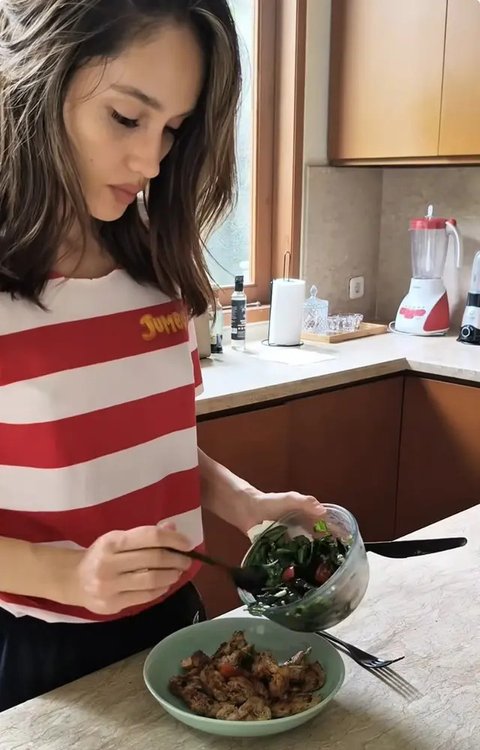 Wajah Natural Cinta Laura Bersih-Bersih Rumahnya saat Ditinggal Mudik ART. [@claurakiehl]