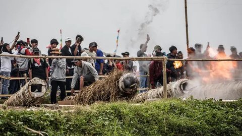 Festival Kuluwung ini merupakan warisan budaya yang sudah ada sejak puluhan tahun silam. (ADITYA AJI/AFP)