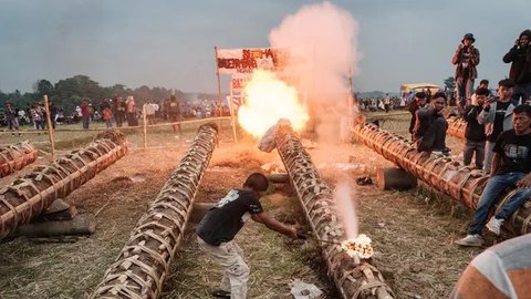 Festival Kuluwung diselenggarakan setiap tahun sebagai bagian dari perayaan Lebaran Idul Fitri. (Yasuyoshi CHIBA/AFP)