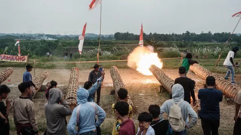 Festival Kuluwung merupakan bagian dari kearifan lokal masyarakat, khususnya di tiga kecamatan, yaitu Kecamatan Jonggol, Sukamakmur, dan Tanjungsari yang ada di Kabupaten Bogor. (Yasuyoshi CHIBA/AFP)