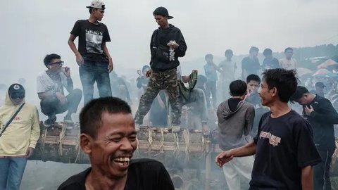 Festival Kuluwung selalu menjadi daya tarik masyarakat setempat serta wisatawan lokal. (Yasuyoshi CHIBA/AFP)