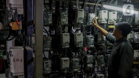 Petugas PLN melakukan pencatatan meteran listrik di rumah warga kawasan Kebayoran Baru, Jakarta, Selasa (30/6/2020). PLN memastikan seluruh petugas dikerahkan mencatat ke rumah pelanggan pasc