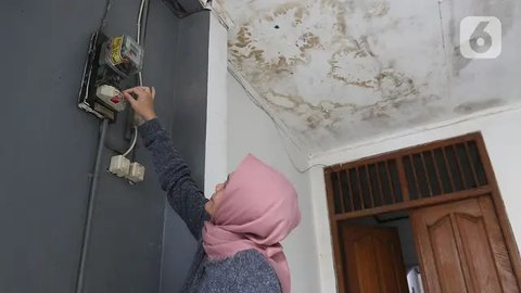 Petugas PLN melakukan pencatatan meteran listrik di rumah warga kawasan Kebayoran Baru, Jakarta, Selasa (30/6/2020). PLN memastikan seluruh petugas dikerahkan mencatat ke rumah pelanggan pasc